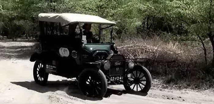 فيديو : هل هناك من هو مجنون بما فيه الكفاية للقيادة حول العالم في سيارة فورد Model T ؟