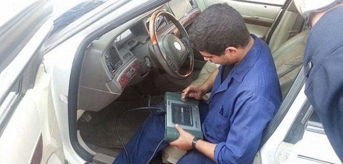 متدربو الكلية التقنية بالقريات يصلحون 37 سيارة مجاناً للمسافرين علي الطريق الدولي