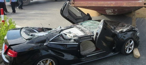 بالصور : حاوية شحن تسقط على سيارة أودي S5 فتحطمها تماماً