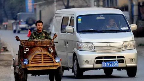 نجار صيني بارع يصنع سيارة كاملة من الخشب تعمل بالكهرباء