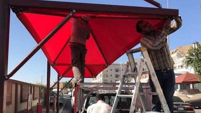 بلدية غرب الطائف تقوم برفع مظلة سيارات مخالفة في طريق عام