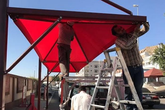 بلدية غرب الطائف تقوم برفع مظلة سيارات مخالفة في طريق عام