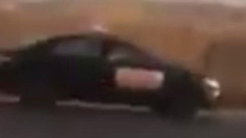 فيديو : سيارة مدرسة لتعليم القيادة تخالف مبادئها وتسير عكس الاتجاه بالسعودية