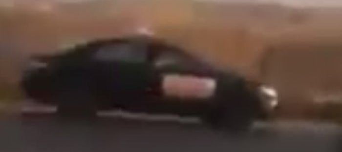 فيديو : سيارة مدرسة لتعليم القيادة تخالف مبادئها وتسير عكس الاتجاه بالسعودية
