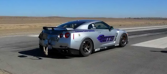 فيديو : نيسان GT-R تبلغ سرعة 354 كم ثم تفقد السيطرة وتنجو من التحطم