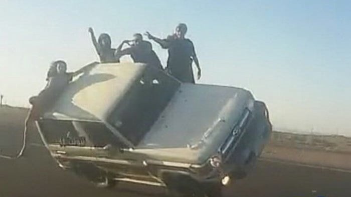 دوريات سعودية تضبط شاب قام بترفيع سيارته وتوقيفه لمدة شهر