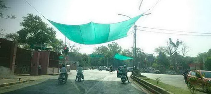 الهند تثبت مظلات بدائية في إشارات المرور لحماية السائقين من الحر