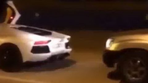 فيديو : تويوتا لاندكروزر تهزم لامبورجيني أفنتادور في سباق تسارع بالإمارات
