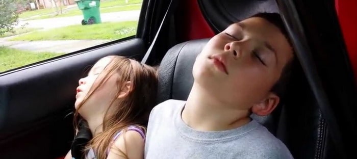 عقوبة الحبس والغرامة علي الآباء الذي ينسون أطفالهم في السيارات بالإمارات