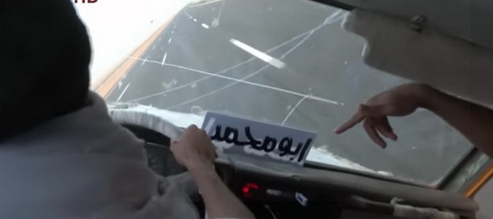 فيديو : عربي يرفع سيارته متعددة الاستخدامات علي عجلتين علي سرعة 190 كم !!