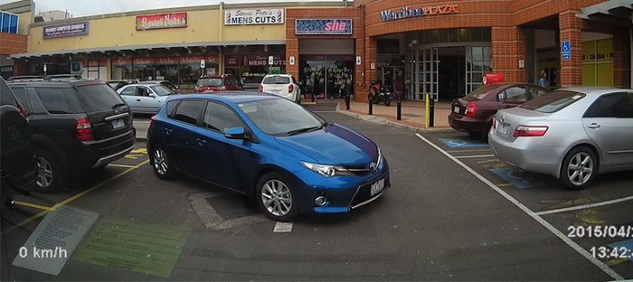 فيديو : هذا هو سبب اختراع نظم الركن الآلية للسيارات !!