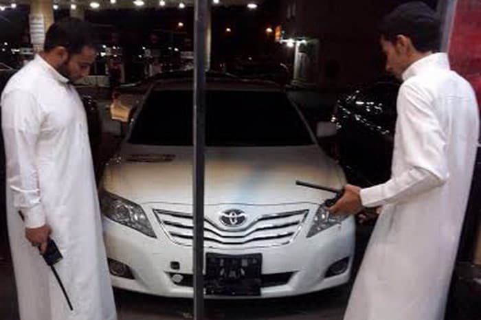 سقوط شاب تخصص في إخفاء لوحات السيارات في تبوك