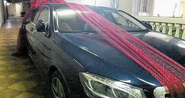 مواطنة تهدي زوجها سيارة تقديراً لوفاءه وإخلاصه لها