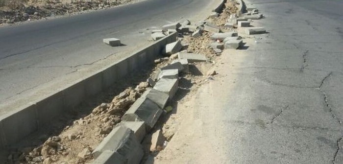 عمال بيشة يرصفون الطرق ويطلونها تحت أشعة الشمس بالمخالفة لقانون العمل