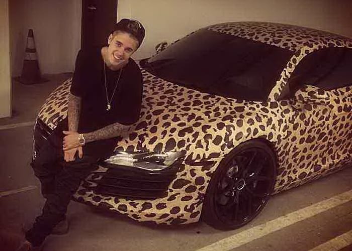 جاستن بيبر يعيد الذكريات السيئة بصورته مع أودي R8 المغطاة بحلة جلد الفهد