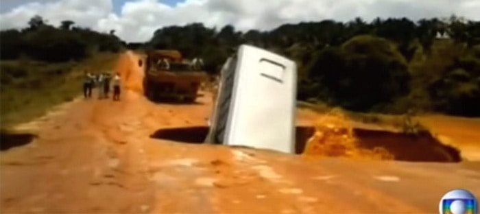 فيديو : حافلة تسقط في حفرة في طريق بالبرازيل ويبتلعها الفيضان