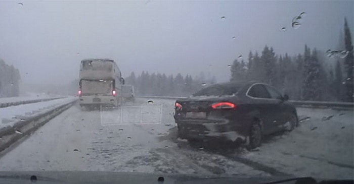 فيديو : هذه هي نتيجة الانطلاق بسرعة علي الطرق الضبابية والثلجية  في روسيا!!