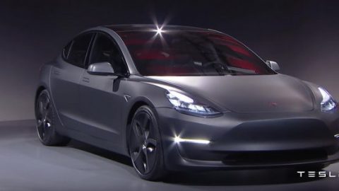 تسلا Model 3 تنطلق أخيراً بصورة رسمية بسعر 35.000 دولار