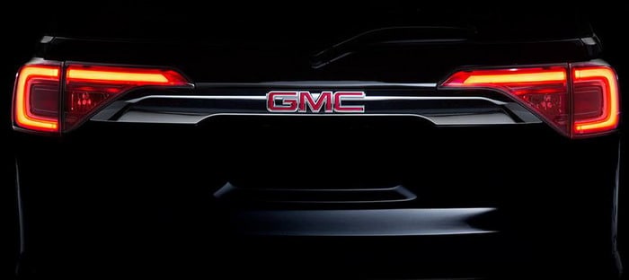 GMC أكاديا 2016 تقدم في أول صورة تشويقية لها قبل العرض في ديترويت