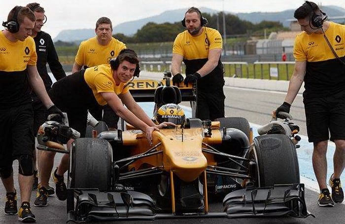 فيديو : سيدة تبلغ من العمر 79 عام تسجل أكبر سائقة للفورميلا 1