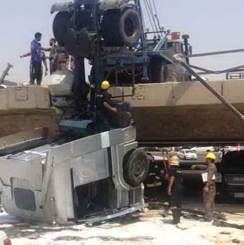 رأس شاحنة تتدلي من فوق جسر بالسامرة بجدة بعد انحرافها من طريق الحرمين