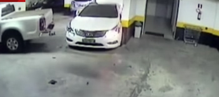 فيديو : لن تصدقوا كيف صنع هذا الرجل الغاضب مكاناً لركن شاحنته في هذا المرآب !!