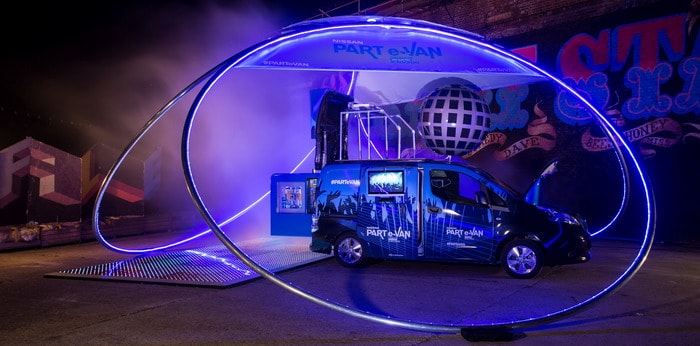 نيسان تحول e-NV200 لديسكو متحرك من أجل نهائي دوري الأبطال الأوروبي