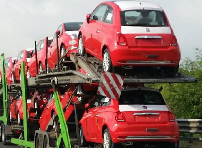 فيات 500 المحسنة تظهر علي شاحنة نقل سيارات قبل الكشف عنها في يوليو