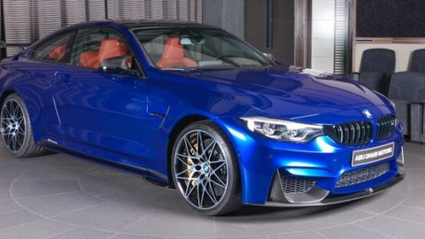 BMW M4 بلون أزرق سان مارينو تظهر في أبوظبي موتورز