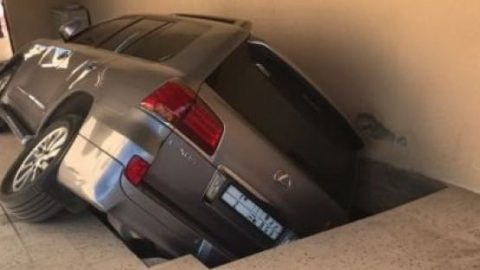 سقوط سيارة سعودي داخل هبوط أرضي في فناء منزله بصورة غريبة