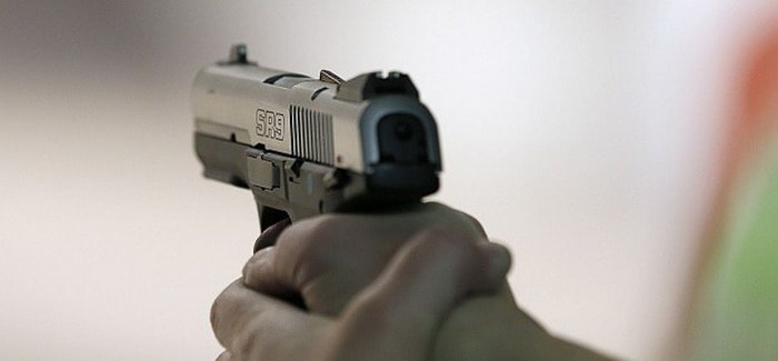 طالب سعودي يهدد موظفي الجامعة بجراب مسدس بسبب مخالفة توقف خاطيء