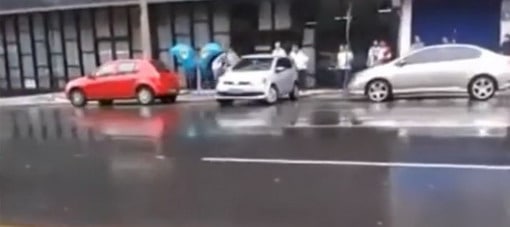 فيديو: سائق فيدكس يوصل سيارته إلى احد العملاء … حرفيًا!