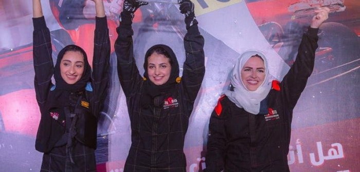 ​سعوديات يعملن على تصنيع سيارة شمسية للسباقات