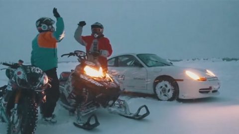 فيديو : صراع ثلاثي علي الثلوج بين سيارة راليات ودراجة نارية وزلاجة في فنلندا