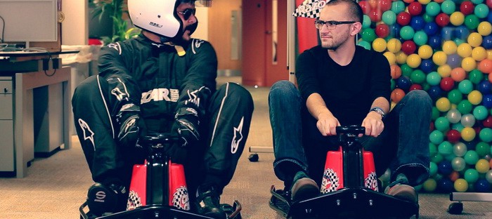 فيديو : اثنين من سائقي الكارتينج المجانين يمارسون الجيمخانا داخل مكاتب XCAR