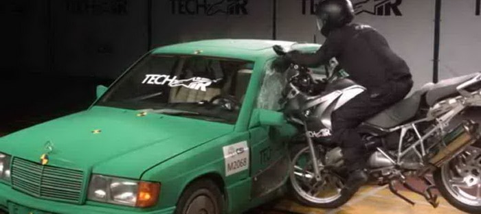 فيديو : وأخيراً تحصل الدراجات النارية علي الوسائد الهوائية في صورة سترات خاصة !!