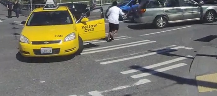 فيديو : سائق سوبارو يصدم 4 سيارات ويفر ويسقط بعد محاولة فاشلة لسرقة سيارة