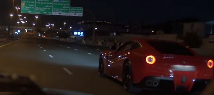 ضبط 27 فتاة خلال سباقات سيارات غير مشروعة في دبي