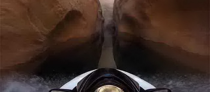 فيديو : دراجة مائية تنافس السيارات في المراوغة داخل ممرات مائية