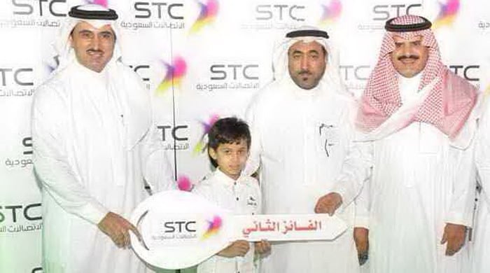 طفل يحصل علي السيارة الثانية من الاتصالات السعودية خلال مهرجان أبها