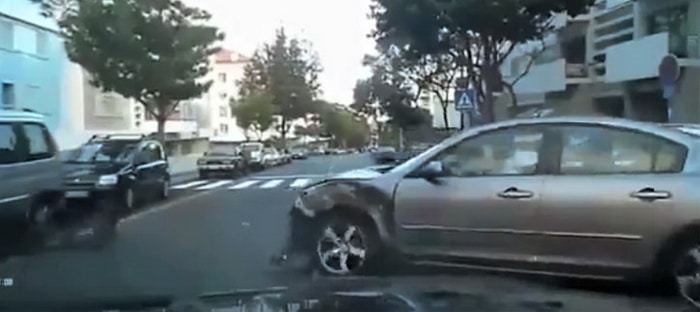 فيديو : منافسة وعناد بين سائقين يؤدي لحادث ليس له أي مبرر !!