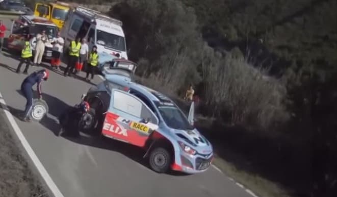 فيديو: سائق رالي وملاحه يبدلان إطار سيارتهم وسط الرالي