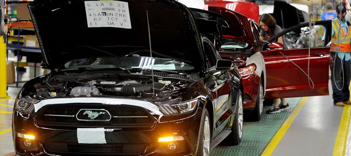 إعصار إيرما وهارفي يساهما في أول زيادة في مبيعات السيارات في 2017