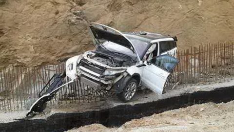 سعودي يترك سيارته رانج روفر ليلتقط صور فتسقط من فوق جبل
