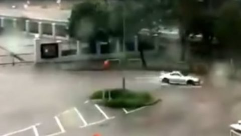 فيديو : هكذا يمكن القيام بالدريفت في ساحة تغمرها مياه الفيضان