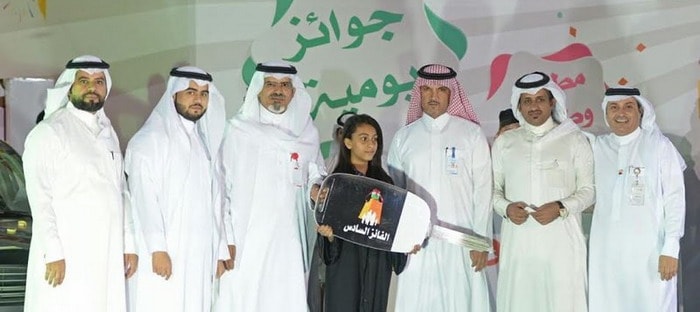 سعودي في الثمانين من عمره يفوز بسيارة في مهرجان أبها