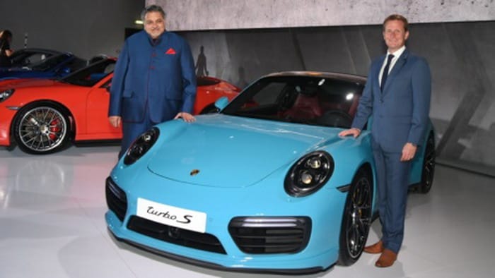 بورشه 911 الجديدة تظهر في دبي بمزيج من الأداء والعملية