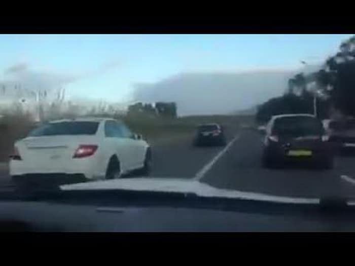 ضبط أصحاب فيديو التسابق في شوارع جدة بعد تسببهم في انقلاب سيارة