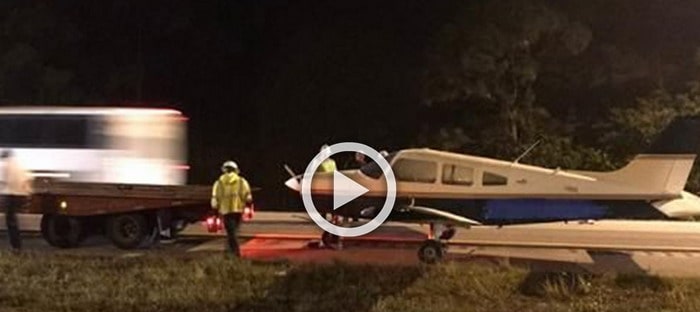 فيديو : طائرة مستأجرة من رجل سعودي تهبط علي طريق سريع في أمريكا بسبب الوقود