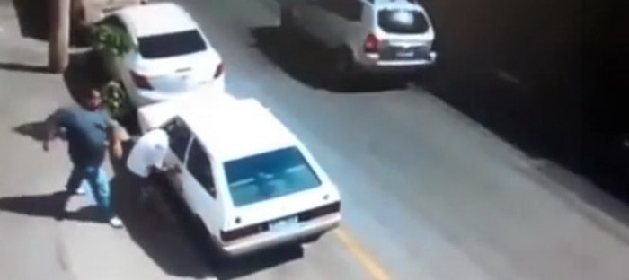 فيديو : يحاول سرقة سيارة فلا يحصل سوي علي ركلة ساحقة !!